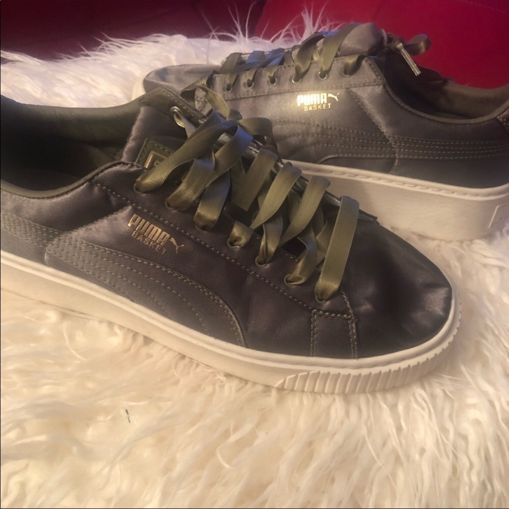 Women Sz 10 satin puma “baskets”